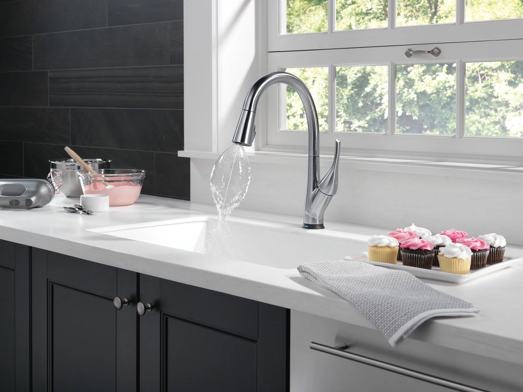 Single Handle Pull-Down Kitchen Faucet in Arctic Stainless X293861